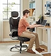 Personne travaillant à un bureau réglable en hauteur avec chaise de bureau ergonomique noire avec appui-tête et accoudoirs