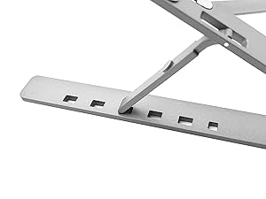 Illustration technique montrant un support de montage blanc ou un système de rails sous plusieurs angles sur fond neutre.