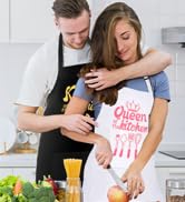 Deux personnes dans une cuisine préparent des repas ensemble. Une personne verse un liquide dans un bol pendant que l'autre regarde.