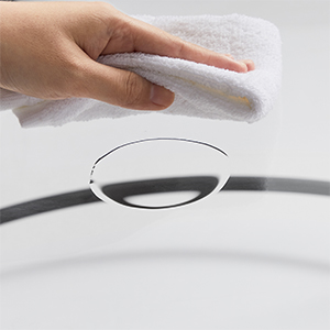 une main tenant une serviette sur un anneau métallique.