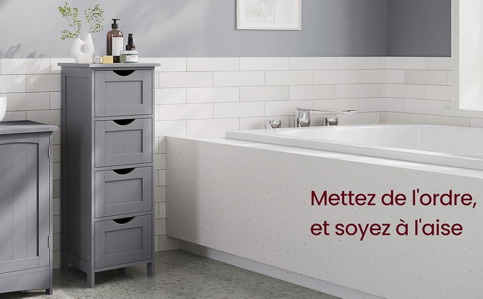 une salle de bain avec un lavabo, une armoire et une baignoire.
