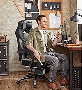 avec dossier haut, appui-tête et accoudoirs présentée dans un environnement de bureau à domicile avec un mur en briques apparentes et un plancher en bois