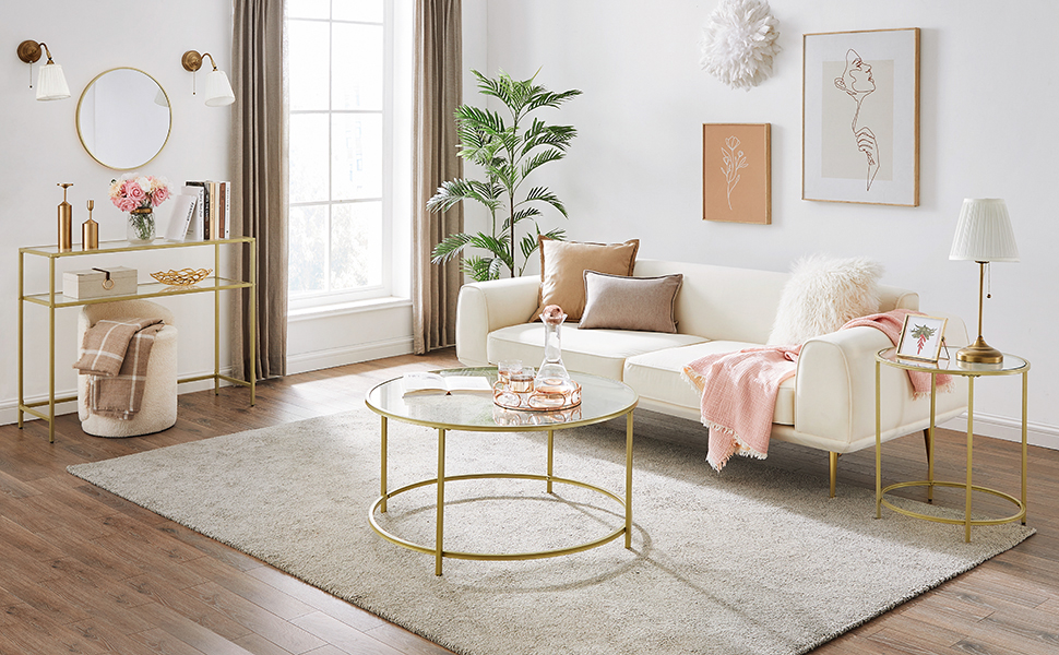 un salon avec un canapé blanc, une table basse et une fenêtre.