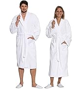Peignoirs en tissu éponge blanc avec col châle, manches longues et taille ceinturée. Les caractéristiques incluent des poches avant et un design jusqu'aux chevilles. Présenté avec des chaussons blancs assortis.