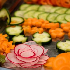 Légumes découpés à la mandoline et disposés en fleur