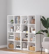 une étagère blanche avec une plante dans le coin