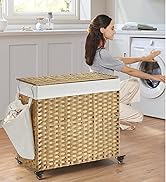 en osier tressé sur roulettes avec doublure et couvercle en tissu blanc. Placé dans la buanderie à côté de la machine à laver en cours de chargement.