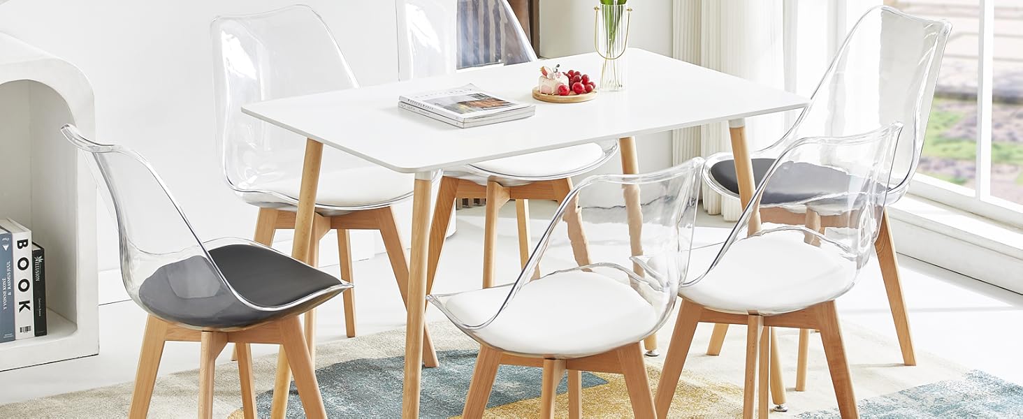 avec table ronde blanche, quatre chaises blanches avec pieds en bois et deux chaises en acrylique transparent dans une pièce lumineuse et ensoleillée