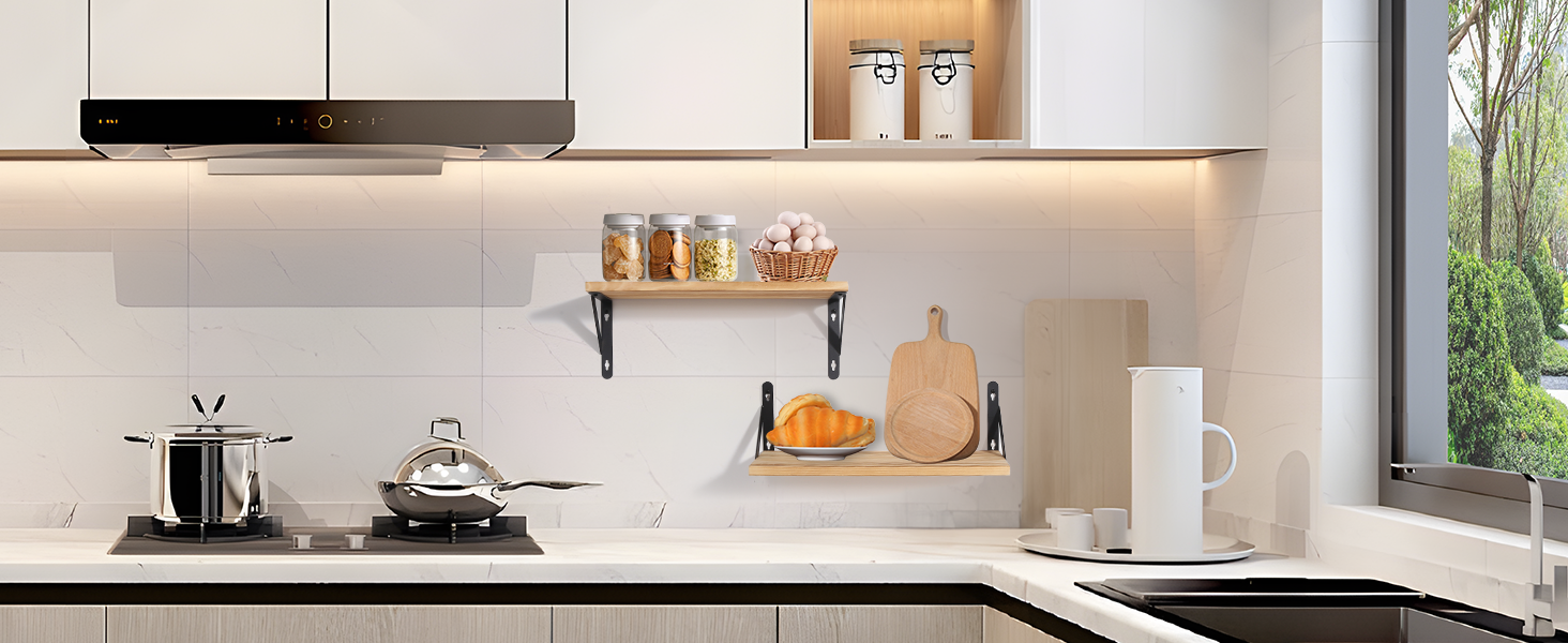 Intérieur de cuisine moderne avec armoires blanches, étagères en bois et appareils électroménagers. Comprend une cuisinière, un évier et divers articles de cuisine sur les comptoirs et les étagères