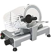 Trancheuse à aliments de qualité commerciale au fini métallique argenté, dotée d'une lame circulaire, de commandes de réglage et d'une plate-forme de transport des aliments.