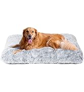 Grand lit rectangulaire pour animaux de compagnie avec housse en fausse fourrure grise moelleuse. Le Golden Retriever est représenté allongé confortablement sur la surface rembourrée, ce qui témoigne de la taille généreuse du lit