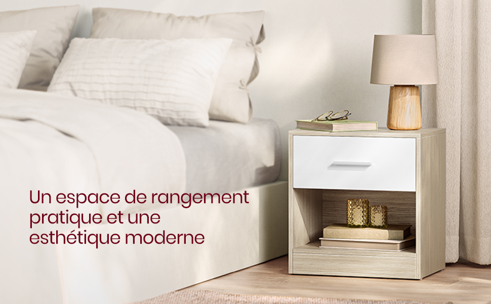 une table de chevet blanche surmontée d'une lampe