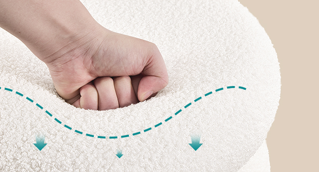 Séquence de mains appuyant et interagissant avec ce qui semble être une surface blanche et douce, illustrée en plusieurs étapes de démonstration.