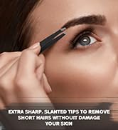 Plan rapproché d'un œil avec du mascara appliqué sur les cils supérieurs à l'aide d'un pinceau cosmétique.