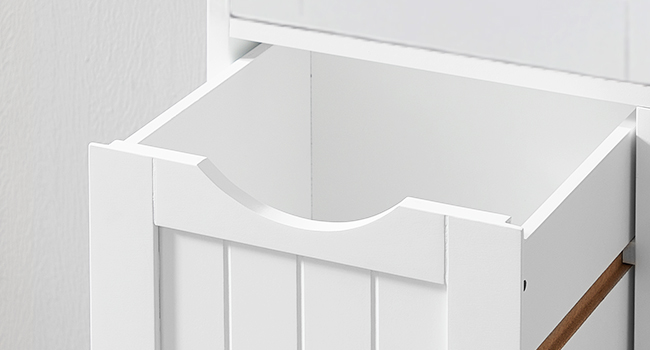 Gros plan d'une boîte de rangement ou d'un contenant en bois blanc avec un bord avant incurvé, fixé sur un mur ou sur un meuble plus grand