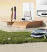 Scènes extérieures montrant diverses installations ou structures dans des environnements résidentiels.