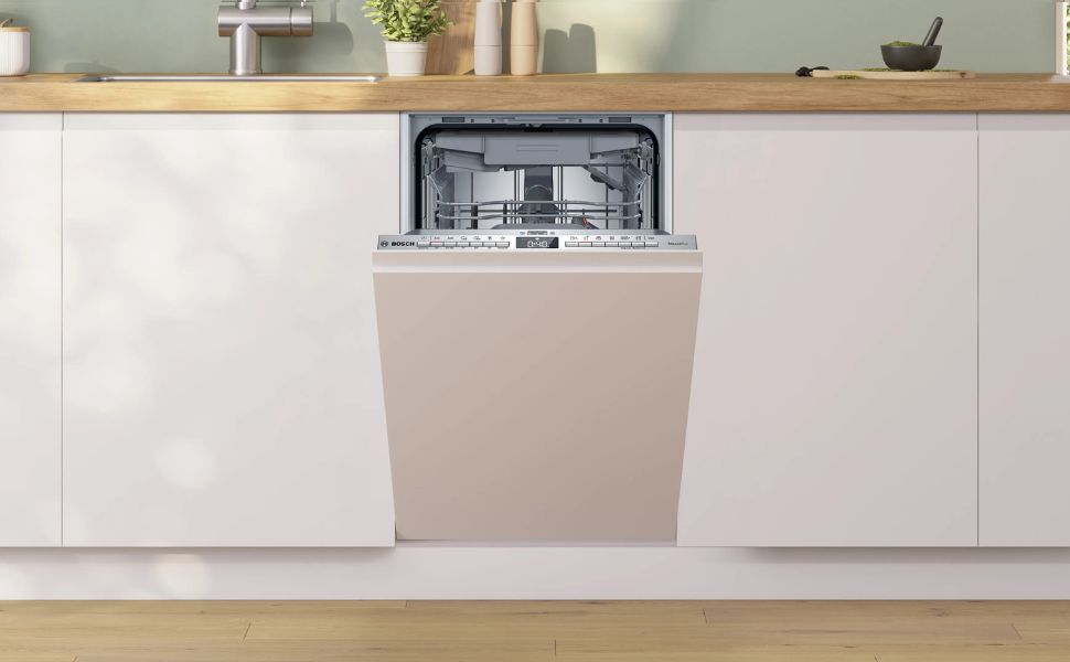 Intérieur minimaliste moderne avec des panneaux muraux blancs et beiges, présentant un design architectural élégant et contemporain.