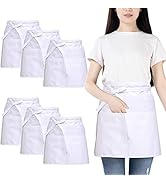 Tabliers blancs à bretelles à nouer, présentés en plusieurs unités et portés par une personne. Longueur courte, couvrant les hanches et les cuisses. Démontré par-dessus un jean avec un t-shirt blanc.