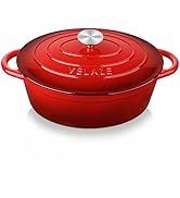 Le texte indique « STAUB ». Braisière en fonte émaillée rouge cerise ou faitout peu profond avec couvercle bombé et poignées latérales.