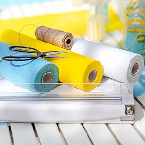 Vue rapprochée de la table avec chemin de table en tissu non tissé décoratif