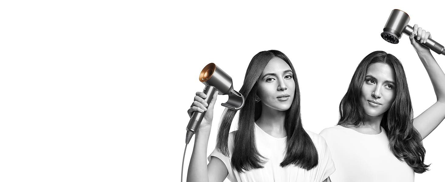 Deux femmes aux cheveux raides et ondulés se sèchent les cheveux avec le Dyson Supersonic.