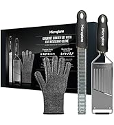 Le texte indique « Microplane ». Emballage du produit et vues multiples d'une râpe professionnelle avec housse de protection et poignée noire ergonomique.