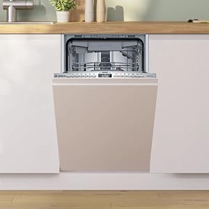 Série d'images de cuisine montrant des lave-vaisselle encastrés parfaitement intégrés dans des armoires blanches. Les lave-vaisselle sont dotés de façades prêtes à être installées, qui s'harmonisent avec les armoires environnantes.