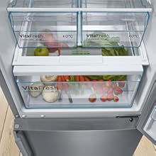 Vue intérieure du système de tiroirs du réfrigérateur montrant des compartiments organisationnels clairs avec des séparateurs réglables pour le stockage des aliments.