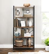 une étagère avec des livres et une étagère avec des livres