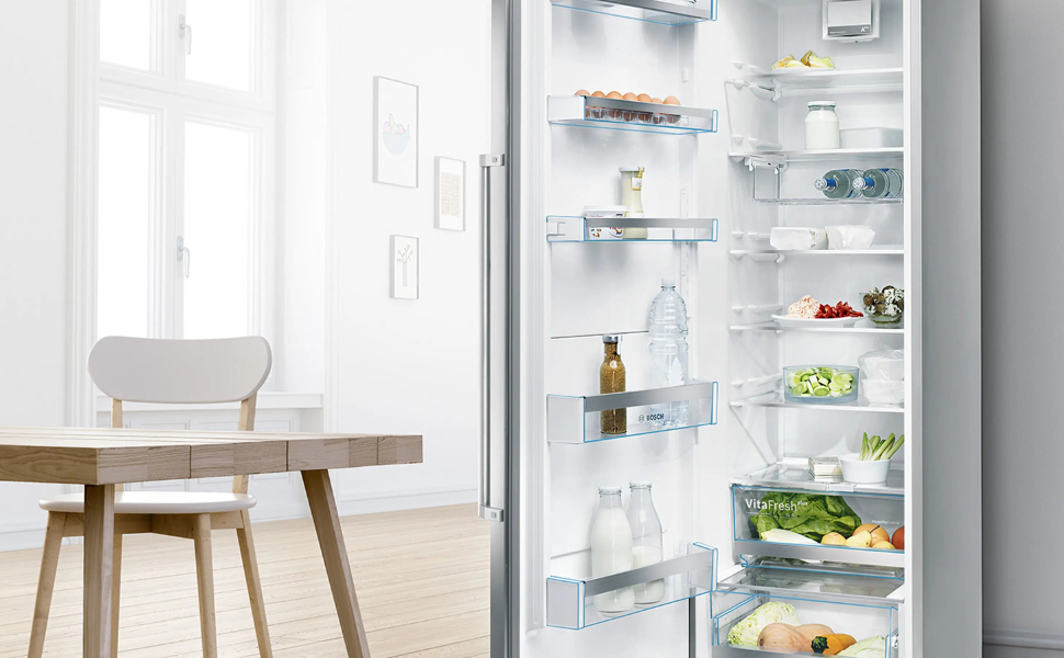 Série de gros plans montrant un intérieur de cuisine moderne avec des armoires et des appareils électroménagers blancs, présentant des solutions de rangement et d'organisation.