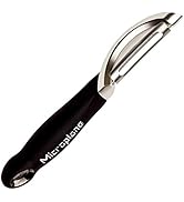 Plans rapprochés d'une râpe en acier inoxydable avec manche en bois foncé, montrée sous plusieurs angles sur fond blanc.