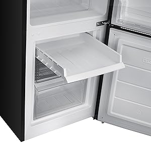 Étagère ou tiroir coulissant blanc pour réfrigérateur illustré étendu, montrant un mécanisme coulissant à l'intérieur d'un compartiment réfrigérateur blanc