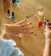 Collage de quatre images montrant des personnes engagées dans diverses activités créatives, notamment la peinture, l'artisanat et la socialisation autour d'une table