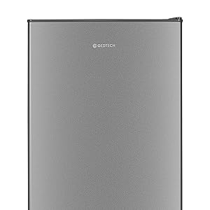 au fini argenté métallisé avec un design épuré et minimaliste et une poignée horizontale séparant les compartiments supérieur et inférieur