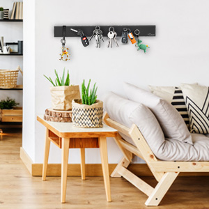 un banc en bois avec un trousseau de clés accroché dessus.