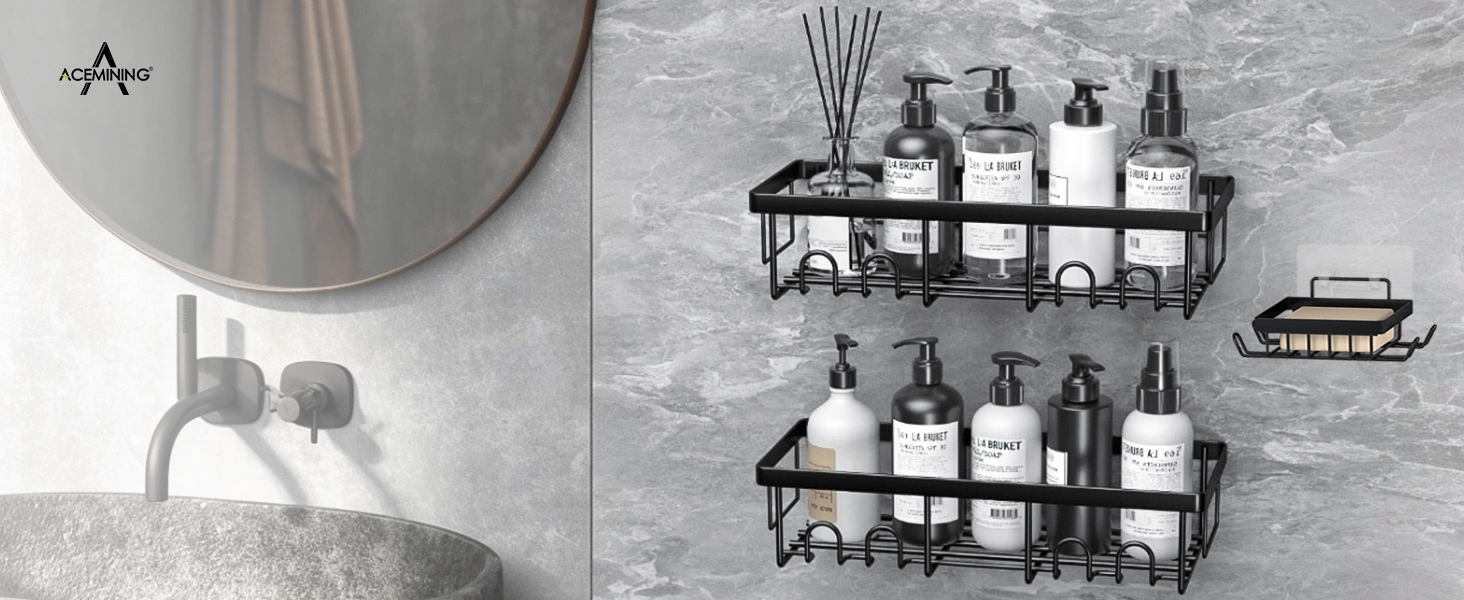 Configuration de l'organisation de la salle de bain avec deux étagères murales en métal noir contenant diverses bouteilles de toilette blanches et noires. Un miroir circulaire et un robinet d'évier sont visibles sur la gauche.