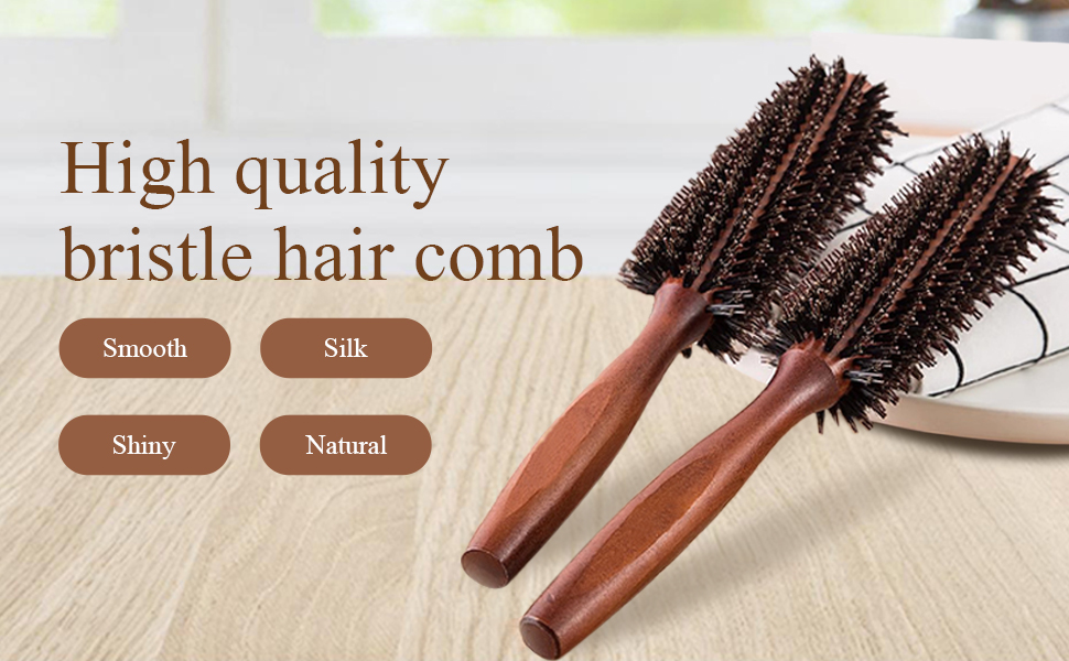 Deux brosses à cheveux rondes avec manches en bois. Caractéristiques de surlignage du texte : haute qualité, lisse, soyeux, brillant et naturel.