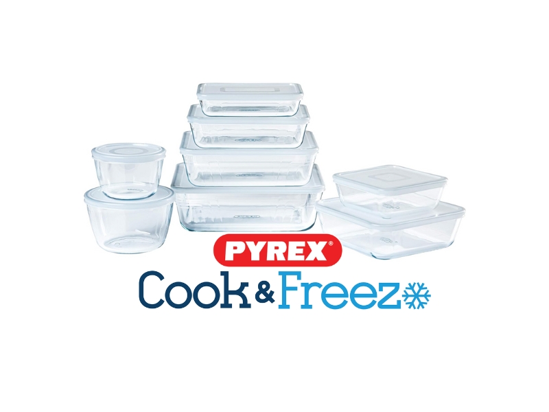 . Récipients en verre transparent de différentes tailles avec couvercles pour la cuisson et la congélation des repas.