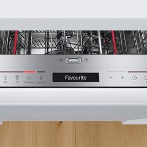 Le texte indique « Favori ». Vue intérieure élégante et moderne du lave-vaisselle montrant les paniers et le panneau de commande aux accents rouges.