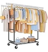 Système de porte-vêtements commercial avec plusieurs vêtements exposés, avec des cadres métalliques roulants supportant les vêtements suspendus dans des couleurs claires comme le beige, le bleu et le jaune.