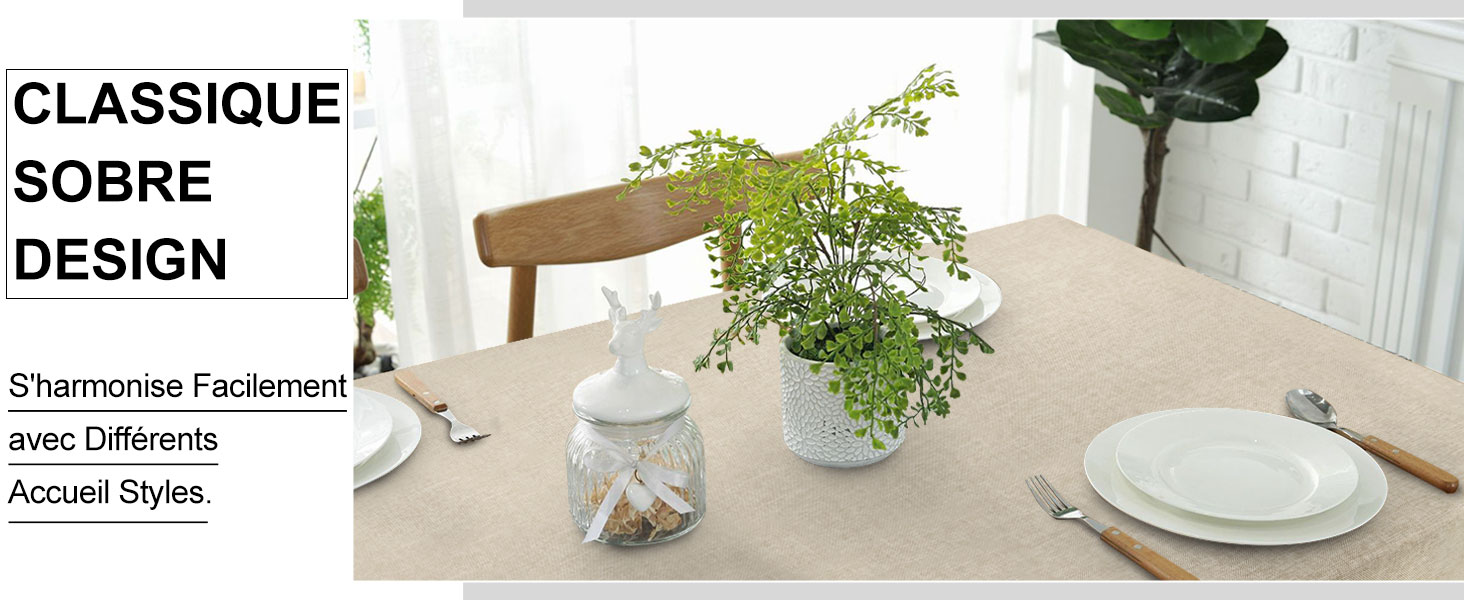 Ensemble de table à manger minimaliste avec chaise en bois, petite plante en pot et couverts simple sur fond blanc