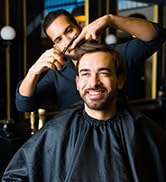 Série de photos montrant un coiffeur utilisant des outils et du matériel de toilettage tout en travaillant avec des clients dans un cadre professionnel.