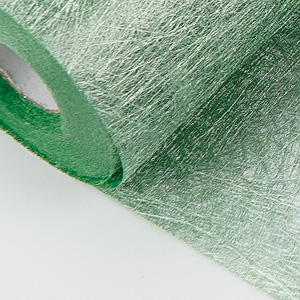 Très gros plan d'une surface texturée vert métallique présentant des motifs fins, filiformes ou fibreux.