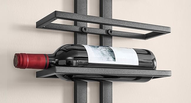 avec deux étagères texturées en granit. Une bouteille de vin repose horizontalement sur l'étagère inférieure, mettant en valeur la fonctionnalité de rangement du casier