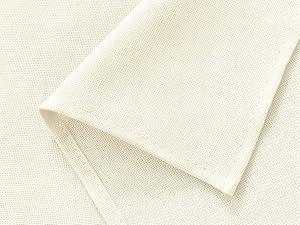 Gros plan d'un tissu blanc cassé avec une texture tissée visible. Le matériau semble être une toile ou un lin d'épaisseur moyenne