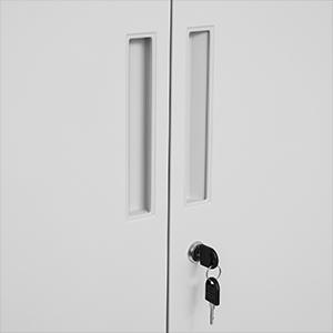 une paire de portes blanches avec une clé et une clé.