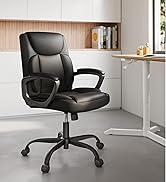 avec accoudoirs rembourrés, hauteur réglable et roulettes. Positionné devant un bureau blanc dans un cadre de bureau à domicile moderne.