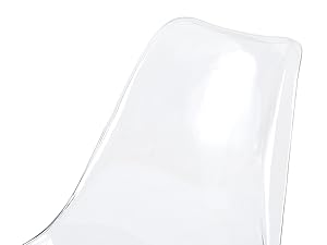 Gros plan d'un dossier de chaise moulé blanc, présentant des contours incurvés lisses et une finition brillante