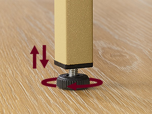 Protecteur de sol de meuble réglable rouge fixé au bas du pied de chaise beige sur un plancher en bois.