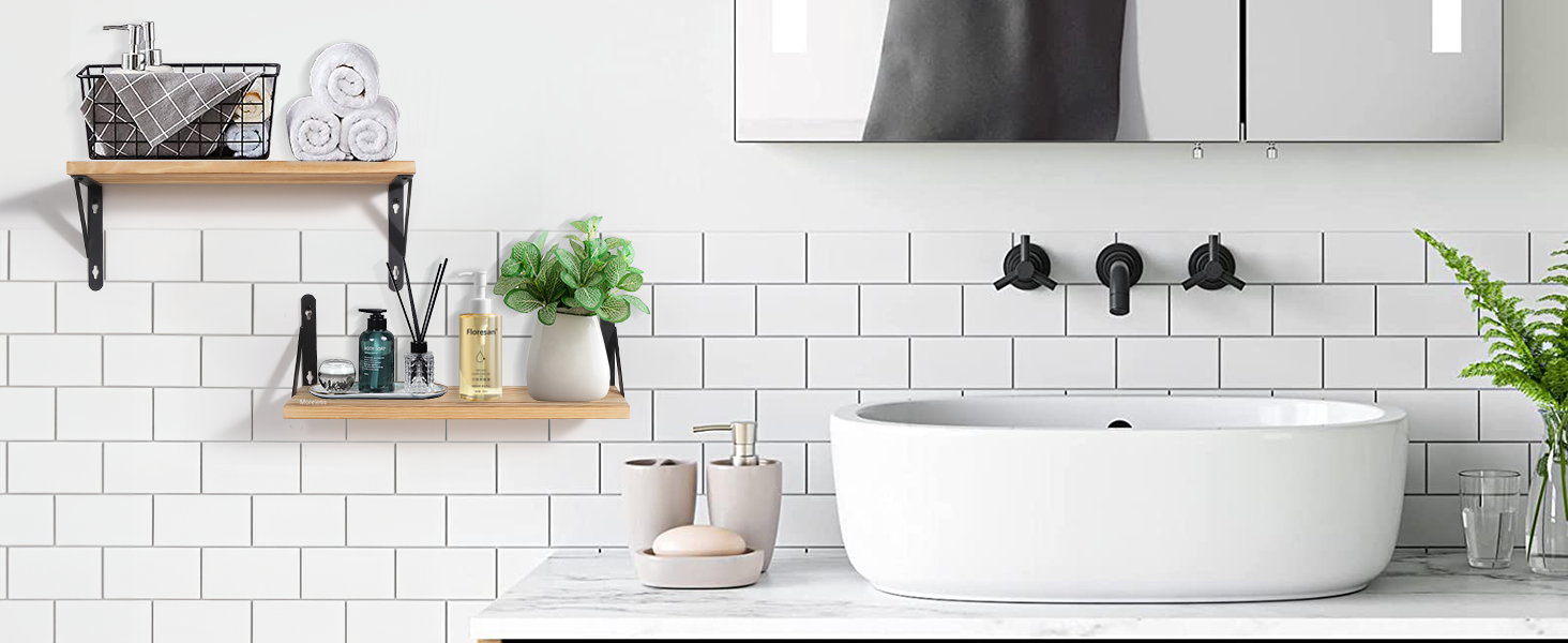 Intérieur de salle de bain moderne avec baignoire autoportante ovale blanche, murs en carrelage de métro, étagères flottantes en bois et divers